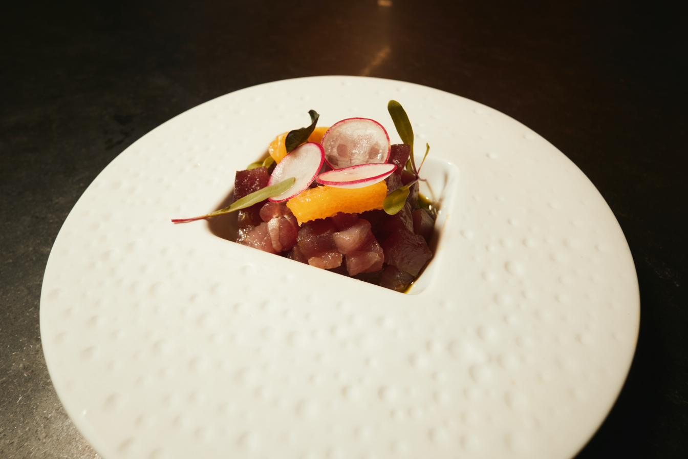 Prato de autor de atum com rabanete e citrinos