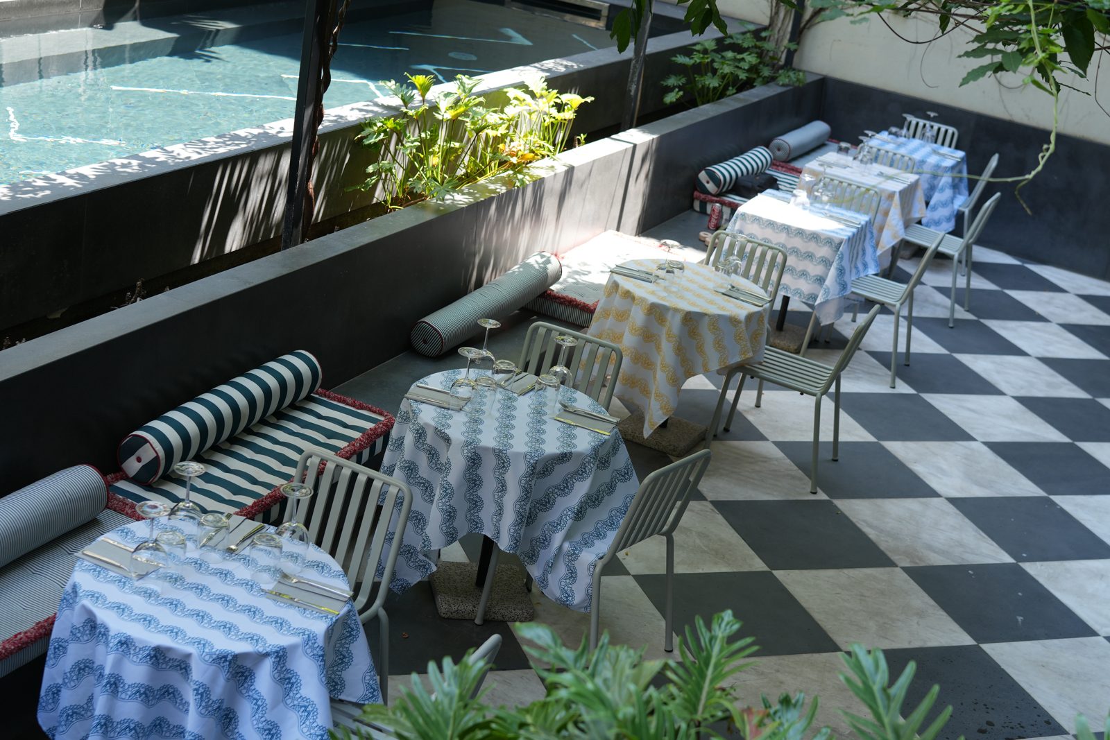 GIO terrace in Porto, tables and chequered floor